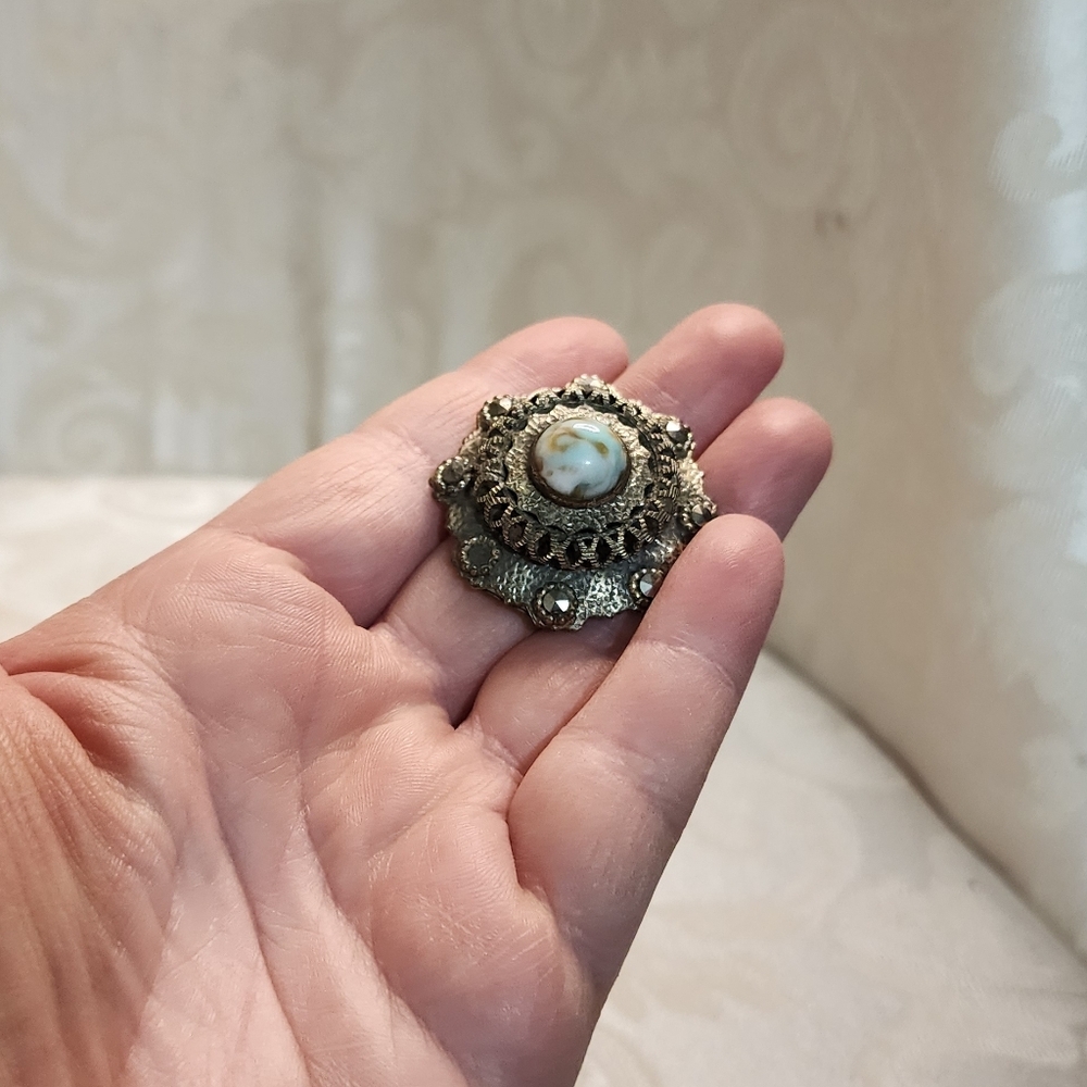 Rare 1930s Art Deco Dress Clip – Marbled Glass Cabochon & Marcasite – Filigree - Picture 5 of 6